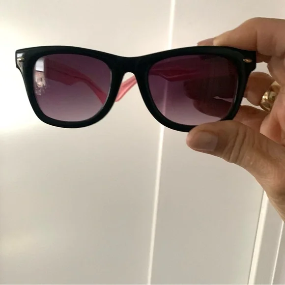 Betsey Johnson cute women’s sunglasses with pink arms - Picture 2 of 8